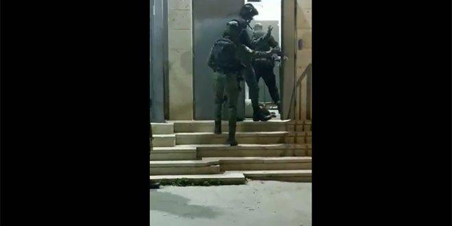 قوات الاحتلال تقمع مظاهرة في الخليل وتعتقل فلسطينياً