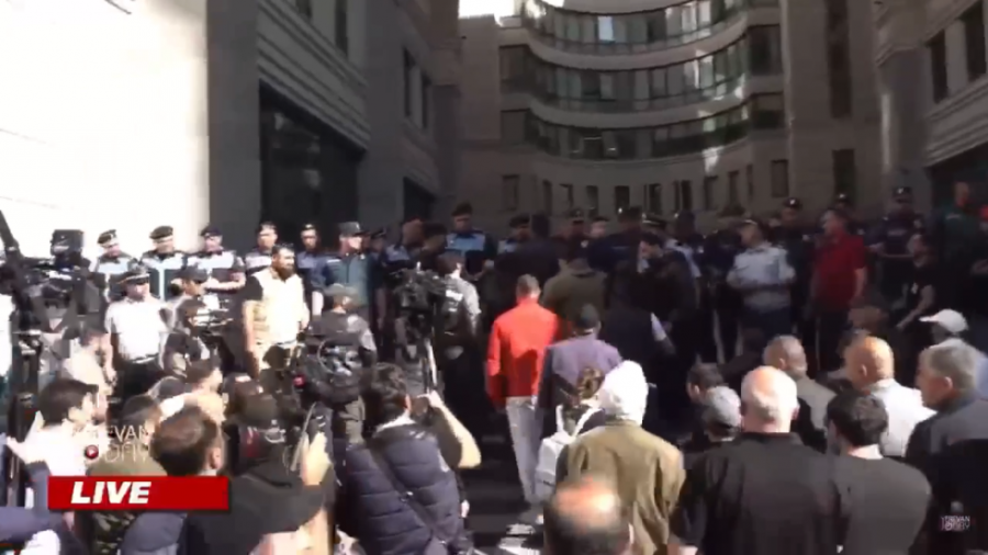 أرمينيا : المعارضة تغلق مبنى وزارة الخارجية