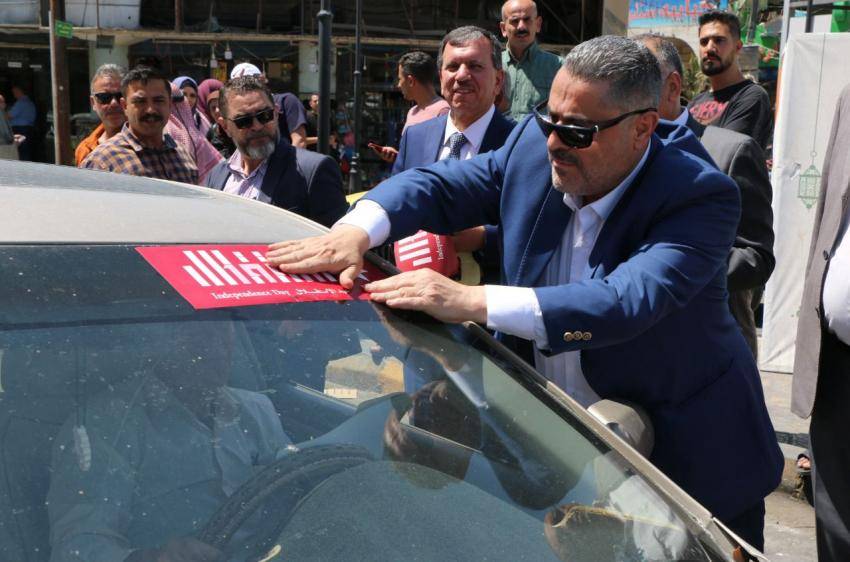 بلدية الزرقاء توزع شعار الاستقلال على مركبات في الطرقات (صور)