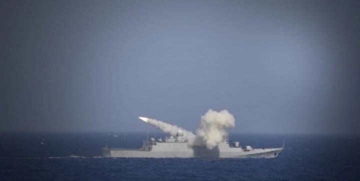 رئيس أركان الجيش الجزائري يتابع تمرينا تكتيكيا بحريا