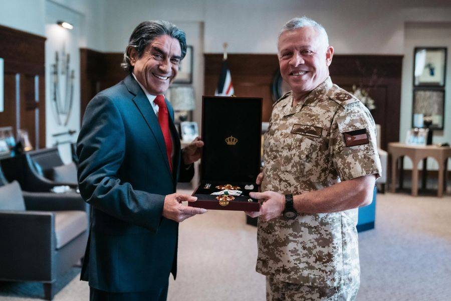 الملك يمنح يوسف العلان وسام مئوية الدولة