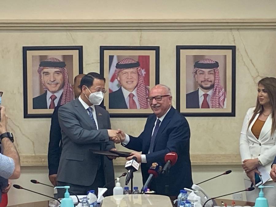 توقيع اتفاقية تنفيذ مشروع توسعة وإعادة تأهيل طريق السلط  العارضة