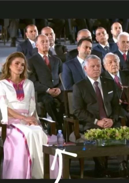 ما سر الشنطة التي حملتها جلالة الملكة رانيا العبدالله في يوم الاستقلال!