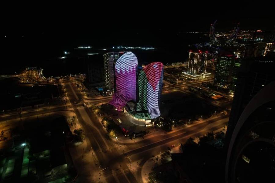 قطر تضيء عدداً من أبراجها بعلم الأردن وصور الملك ...صور