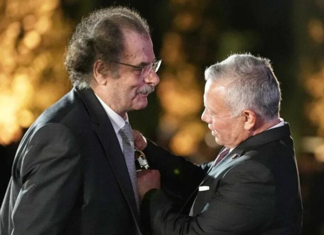 الملك يكرّم وليد سيف كاتب مسلسل “التغريبة الفلسطينية”