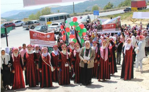 عجلون : مسيرة حاشدة للعاملات بمصنع الألبسة في عنجرة إحتفالاً بعيد الإستقلال
