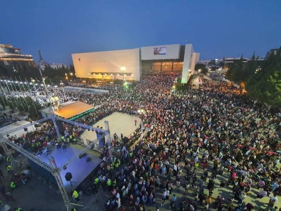 حضور جماهيري مهيب في احتفال محافظة اربد بعيد الاستقلال 76 ...صور