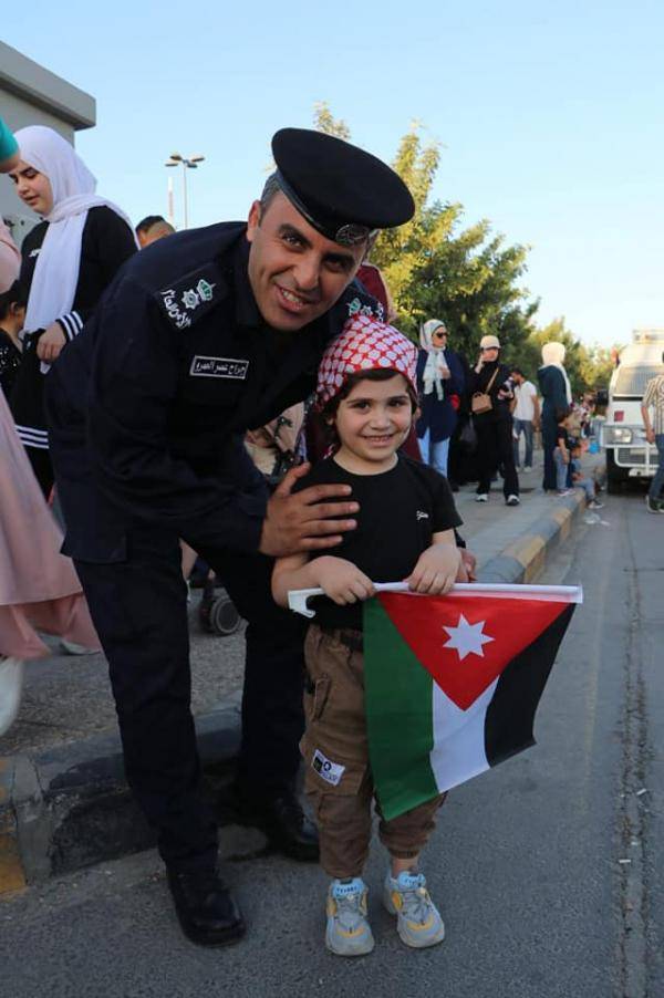 الامن العام يشارك باحتفالات عيد الاستقلال 76 (صور)