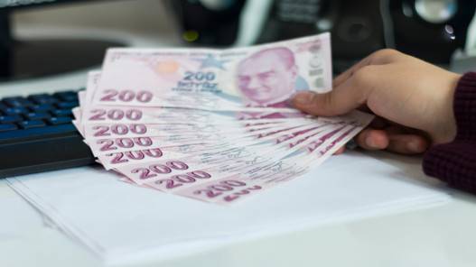 الليرة التركية تتراجع قبل اجتماع البنك المركزي