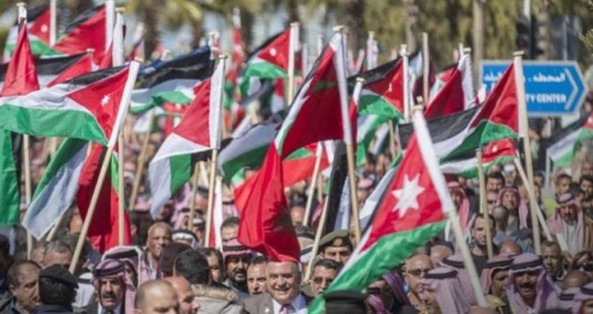 الأردنيون للاستقلال يهتفون ويزينون وطنهم بالعلم الأردني