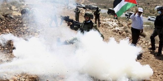 إصابة عشرات الفلسطينيين جراء قمع الاحتلال مظاهرتين في نابلس