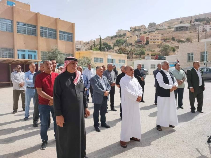 مواطنون يستعيدون ذكرياتهم كطلبة في مدرستهم بعد مضي ما يزيد عن 40 عاما .. صور