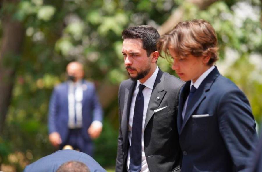 ولي العهد الأمير الحسين ابن عبدالله يشارك بدفن جده (اليكم الصور)