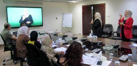 امتحان للمترجمين الراغبين بالحصول على شهادة معتمدة للغة الإشارة