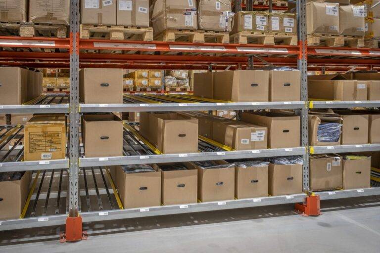 “المناطق الحرة” تحدد معايير التخزين السليمة لتلافي الحرائق