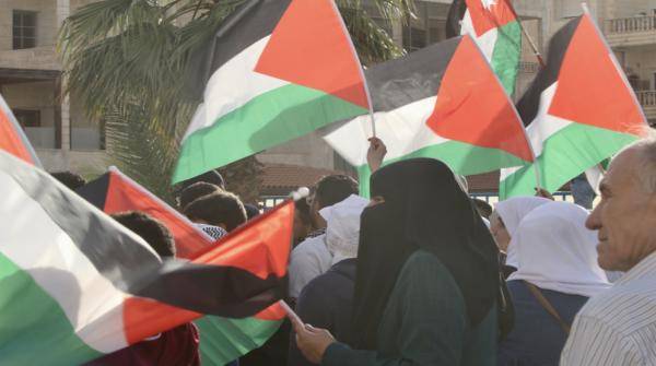 أردنيون يشاركون بوقفة في عمان ترفض مسيرة الأعلام في القدس