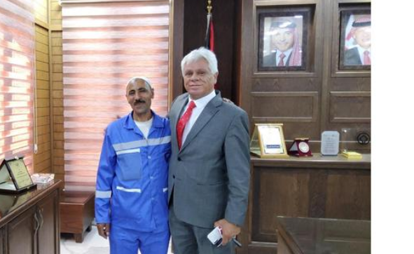 بلدية السلط الكبرى تكرم عامل وطن