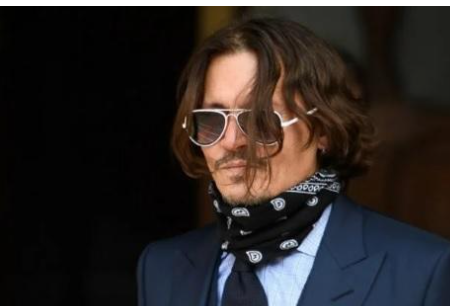 وسط معركته القضائية.. شاهد ديب يغني على خشبة المسرح