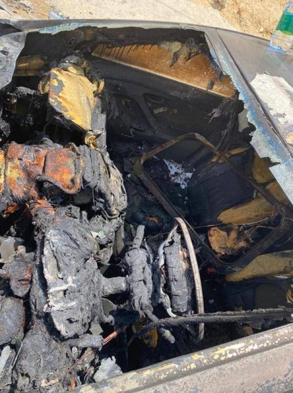 احتراق مركبة على طريق ناعور