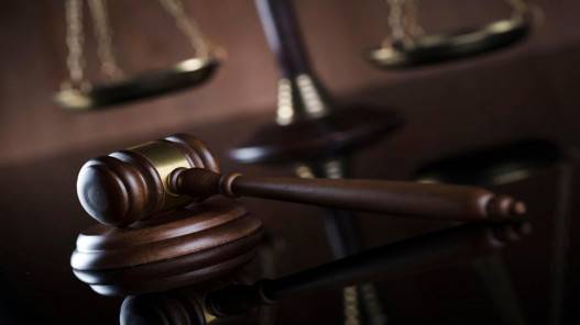 عزل موظف حكومي من وظيفته ووضعه بالأشغال المؤقتة