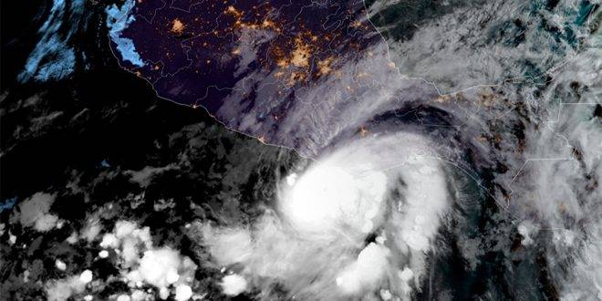 إعصار يجتاح منطقة سياحية في المكسيك