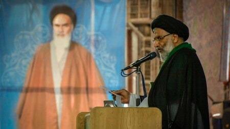 إيران.. محتجون يمنعون ممثل خامنئي من إكمال خطابه في عزاء ضحايا متربول