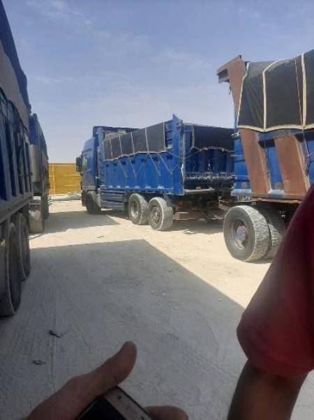 ضبط حدث يقود قاطرة شحن كبيرة على طريق الجيزة