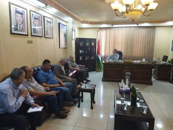 رئيس بلدية عجلون يلتقي وفداً يمثل أهالي قرية ام الينابيع