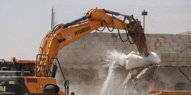 الاحتلال يهدم منازل ومنشآت في العيسوية وجنوب الخليل