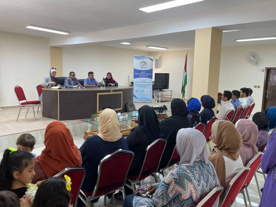 جلسة لسيدات المجتمع المحلي في الشوبك حول تعزيز تمكين المرأة ...صور