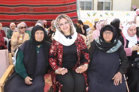 سيدات يقمن يوما تراثيا شعبيا في منطقة بدر