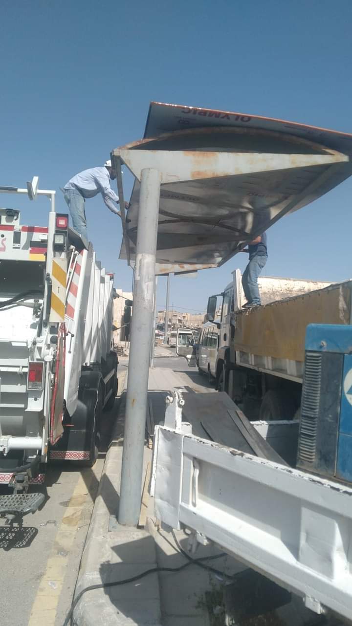 بلدية مادبا الكبرى تبدأ بصيانة مظلات مواقف الركاب في المجمعات والمواقف المخصصة للتحميل والتنزيل