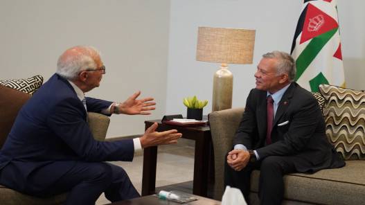 الملك يلتقي نائب رئيس المفوضية الأوروبية في البحر الميت