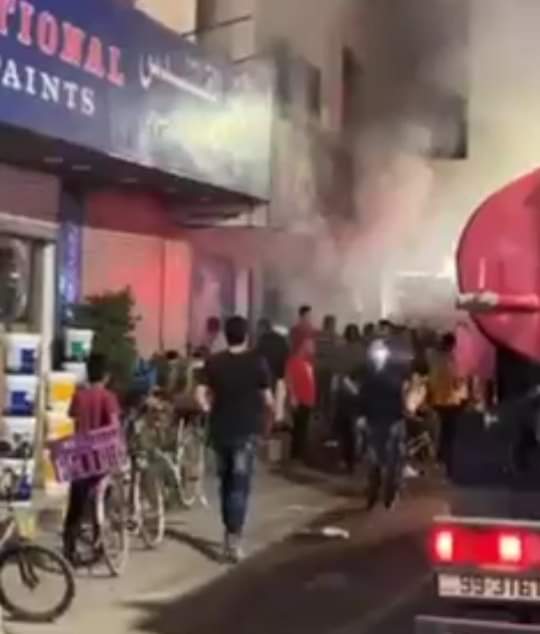 حريق محل جملة للمواد الغذائية في المفرق