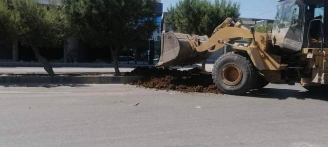بلدية اربد الكبرى تباشر العمل على تنظيف الجزر الوسطية...صور