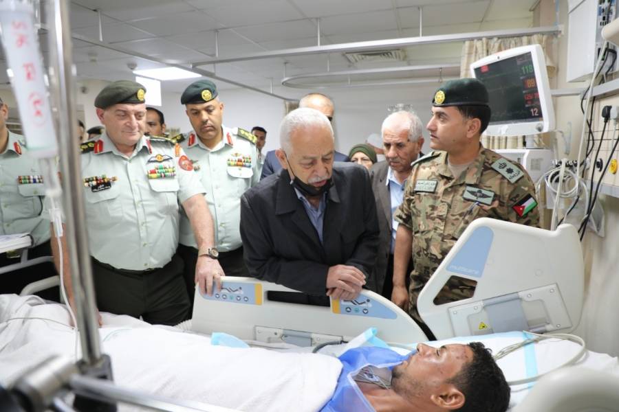 بتوجيهات من الملك، العيسوي يطمئن على مصابي واجب مالي...صور