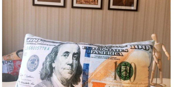 عثرت على الاف الدولارات في وسائد أريكة مجانية.. وهكذا تصرفت!