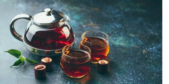 سعودي يخصص غرفة بمنزله لجميع أنواع الشاي