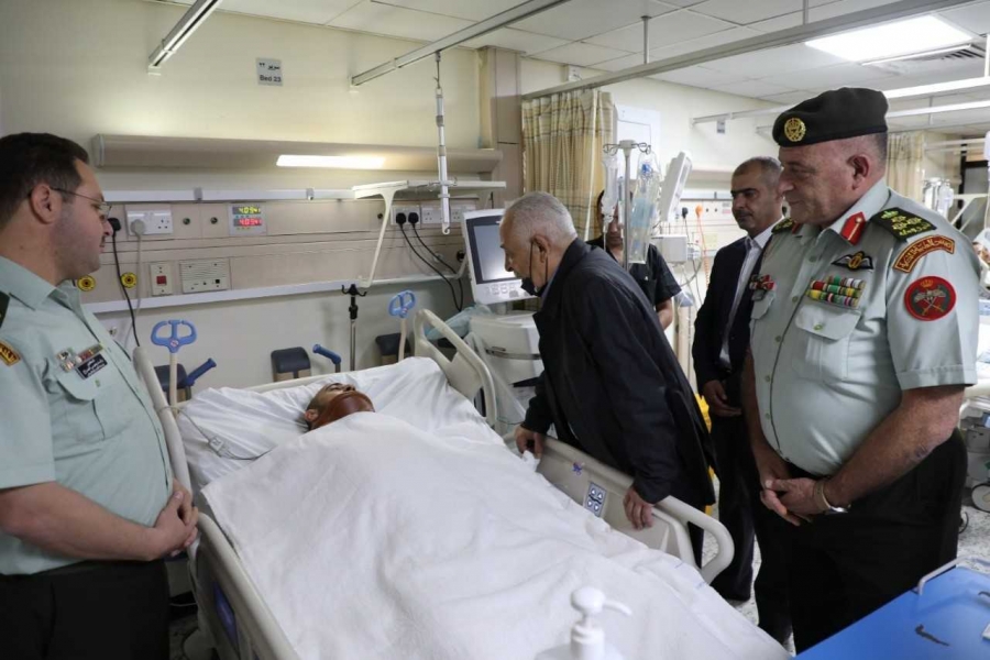 Under Royal directives, Issawi visits injured Jordanian peacekeepers