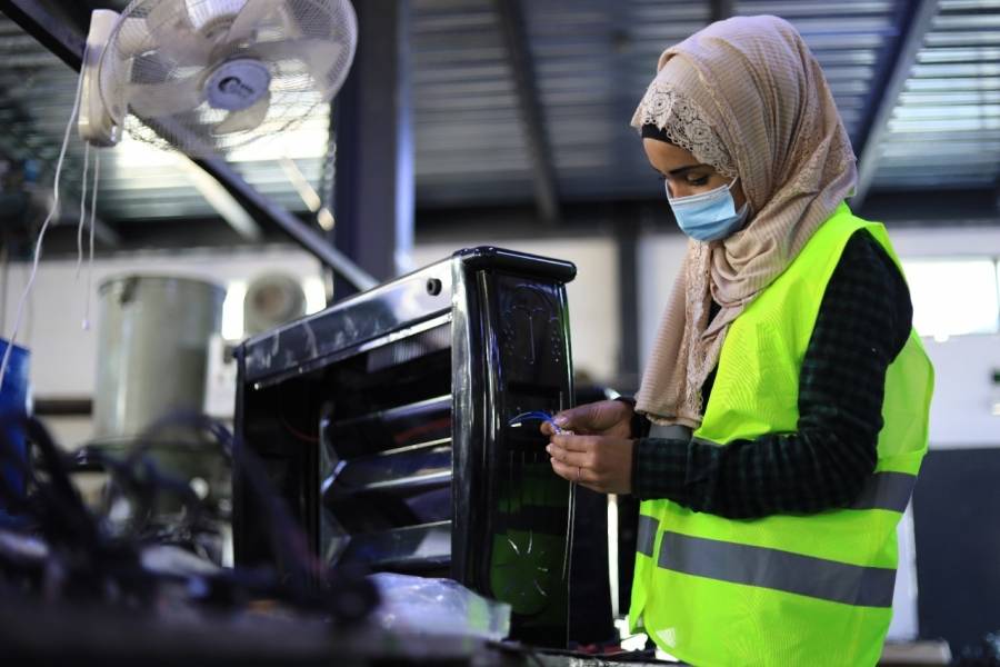  دعـاء الجبـارات نشـمية فـي منطقتهـا تمتهـن صيانــة الأجهــزة الكهربائيــة الخفيفــة وتوفــر مصدر دخل لأسرتها .