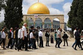 مستوطنون متطرفون يقتحمون الأقصى وقوات الاحتلال تحاصر المسجد القبلي فيه