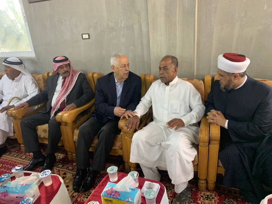 العيسوي يقدم واجب العزاء لاهل الشهيد علي الجوابرة ....صور