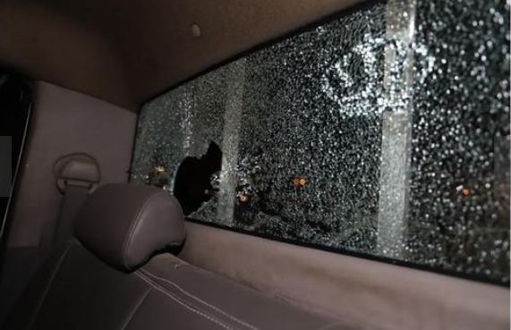 اصابة موظف ببلدية الظليل جراء رشق سيارة الرش بالحجارة