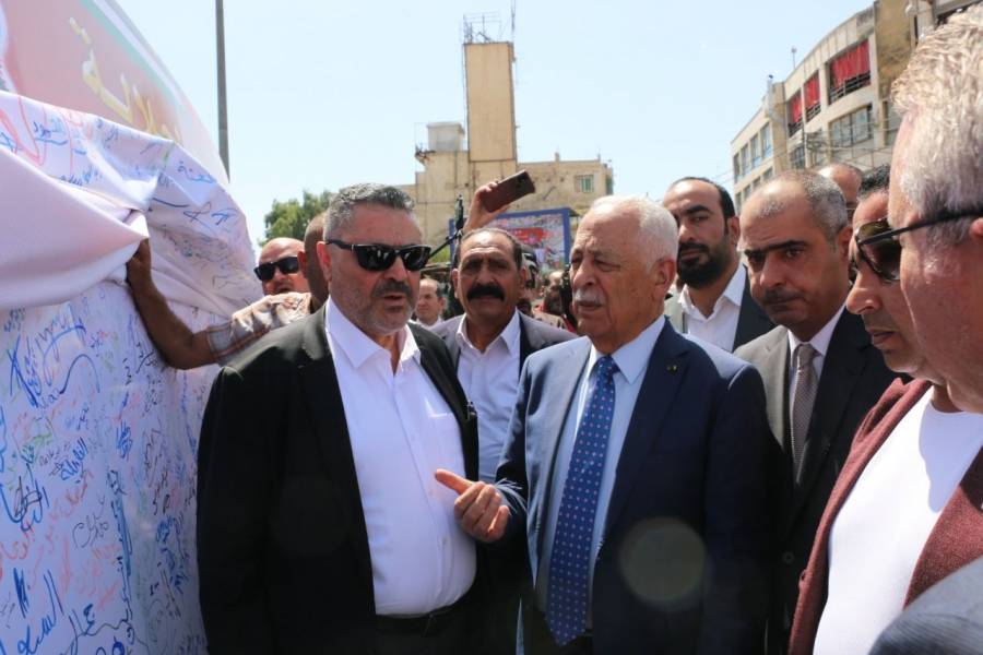 المومني يسلم العيسوي  وثيقة تجديد البيعة والولاء للملك و لولي العهد...صور