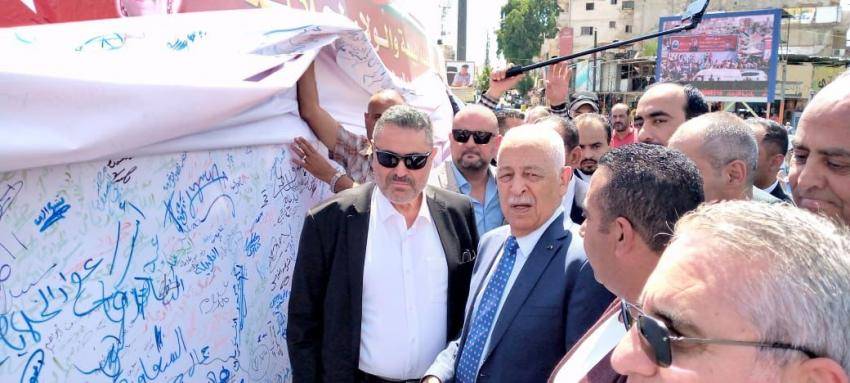 رئيس بلدية الزرقاء يسلم وثيقة مع الملك لرئيس الديوان