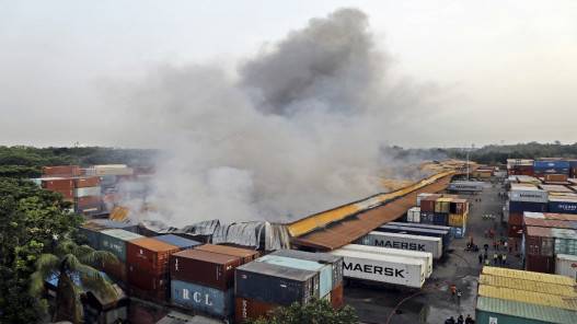 مقتل 34 شخصا وإصابة عشرات في حريق بمستودع حاويات في بنغلادش