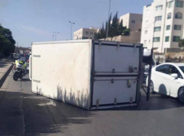 تدهور مركبة شحن على شارع الملك عبدالله الثاني
