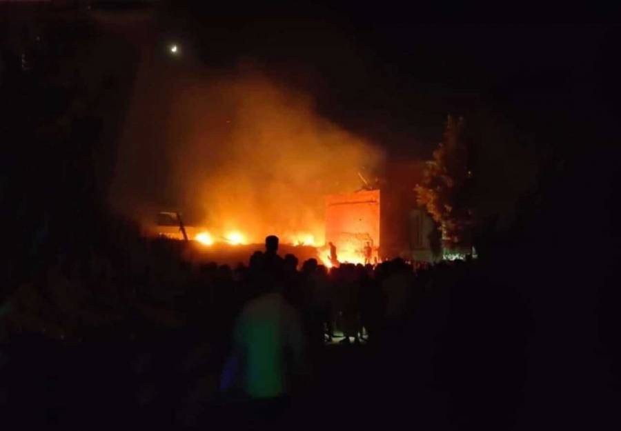 أهالي غاضبون يضرمون النار بمنزل شاب اعتدى على طفلة بالمنوفية