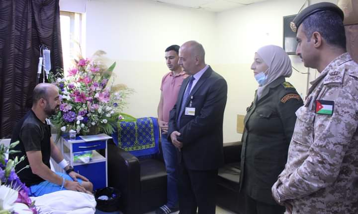 مدير الهيئة الهاشمية يعود مصابي واجب مالي ويطمئن على صحتهم