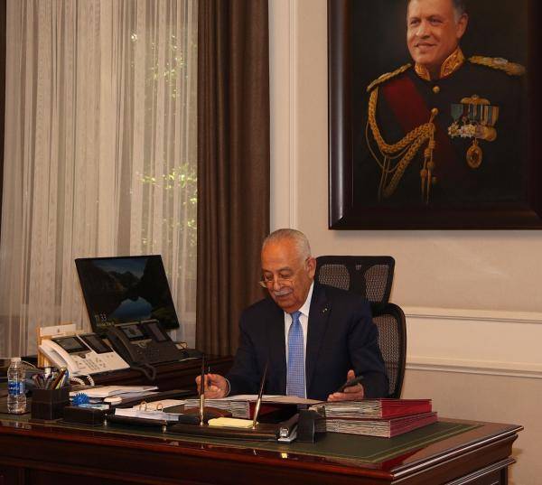 العيسوي ينقل تعازي الملك إلى الفاعوري والسويلميين والفاعور